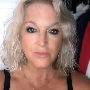 Meet your Posher, Lois